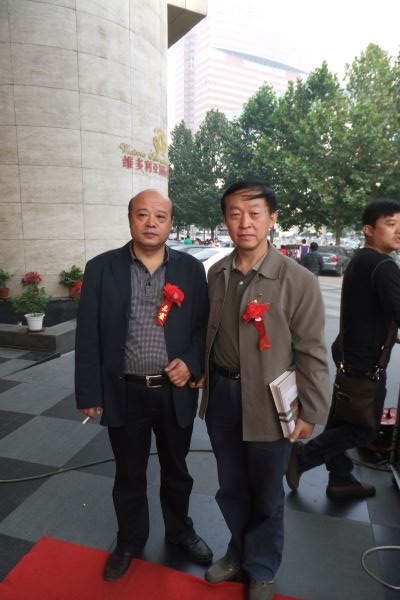 冯栋梁先生与中国书法家协会培训中心主任刘文华先生合影.jpg