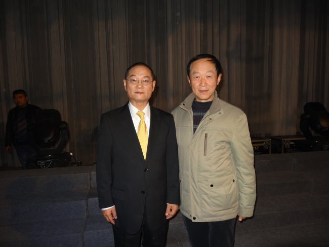 冯栋梁先生与著名京剧表演艺术家邓沐伟先生合影.jpg