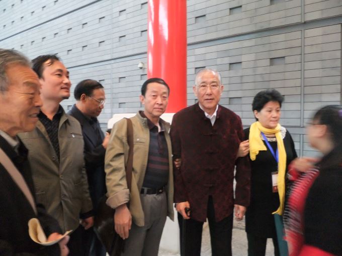 冯栋梁先生与著名书法家爱新觉罗启骧先生合影.jpg